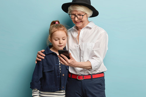 Mobiles Familiencoaching Mutter und Tochter cool gestylt vor einem hellblauen Hintergrund