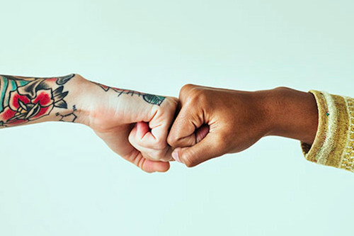 Gemeinwesenorientierte Jugendarbeit Fistbump